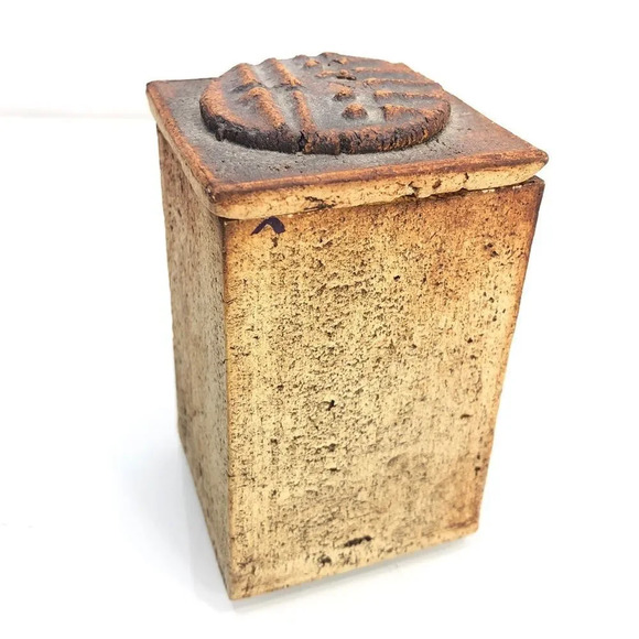 Patrick Kennedy Newark Vermont Handmade Pottery Container with Lid - Picture 2 of 12